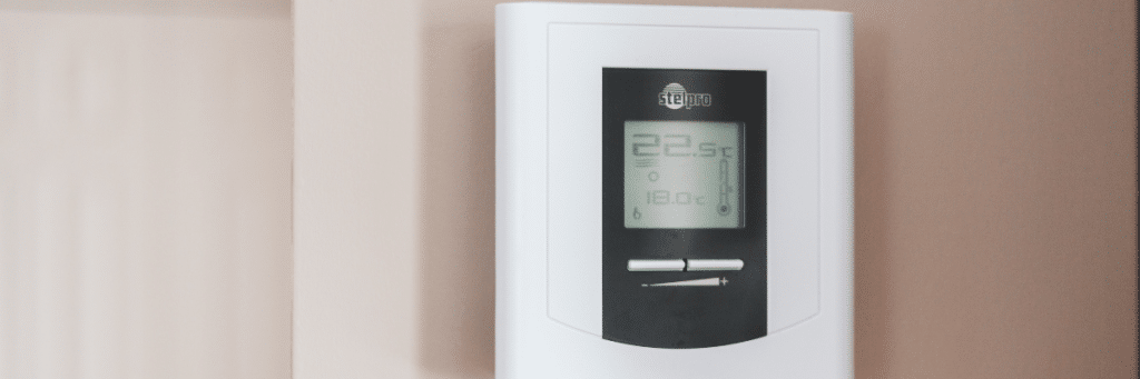 A heating unit control on a wall set to 22.5 degrees Celsius 